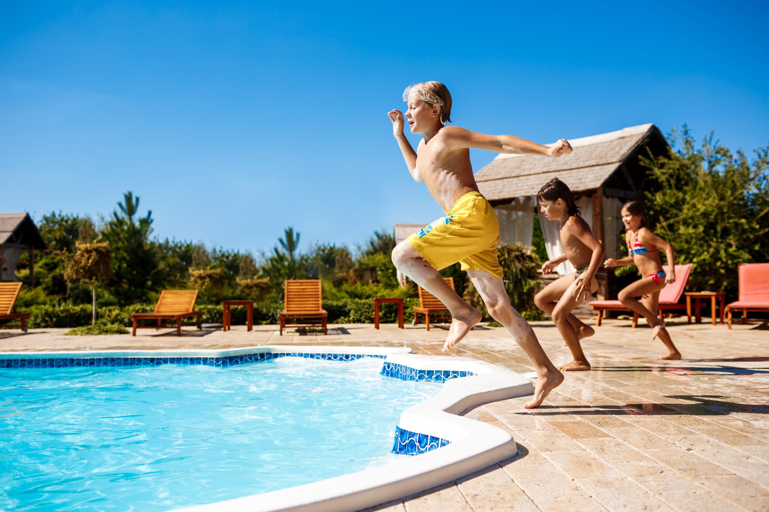 5 brincadeiras na piscina para fazer com as crianças - Equipamentos Para  Piscinas