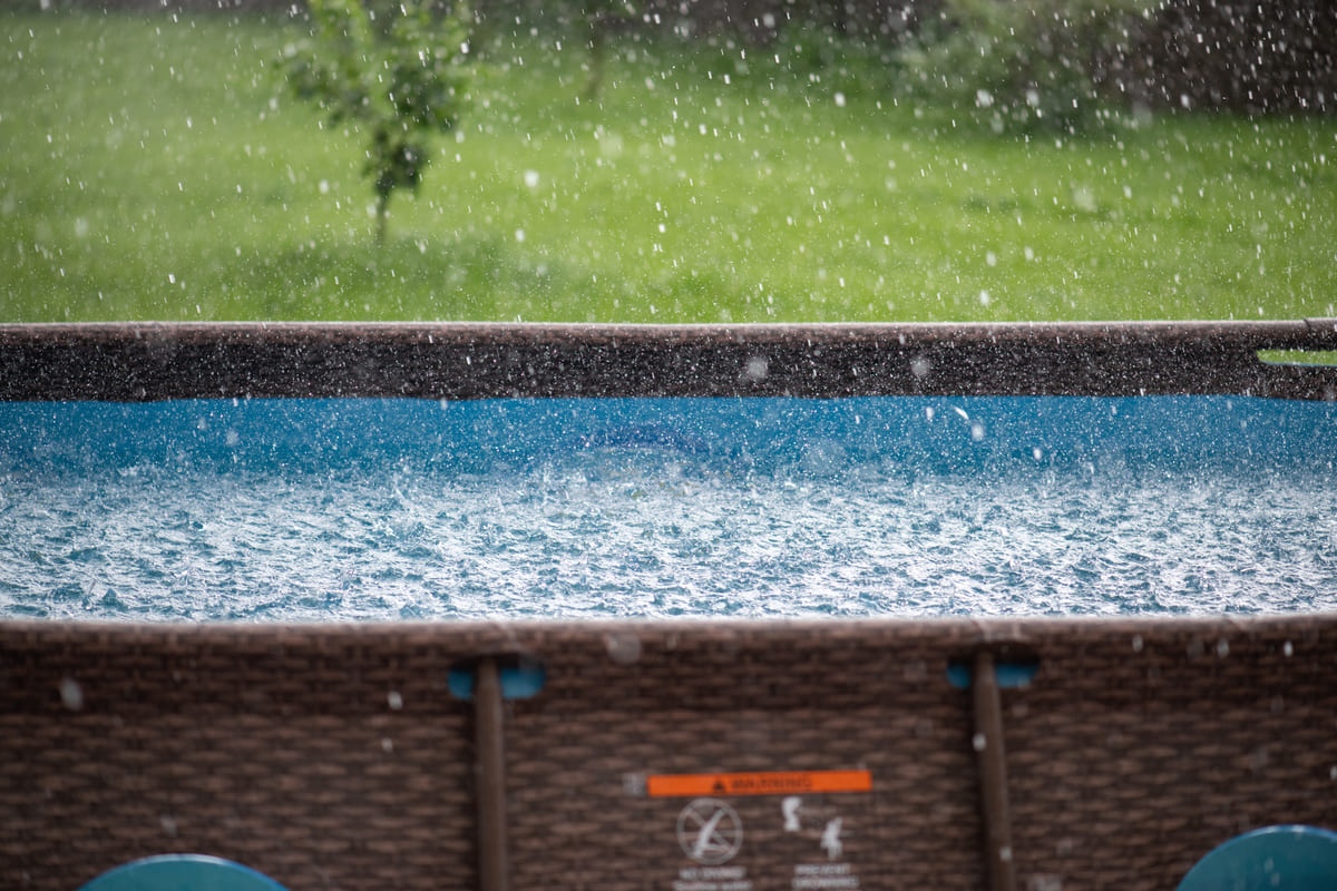 Chuva caindo em piscina inflável