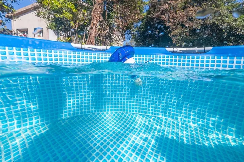 Clorador flutuante em piscina