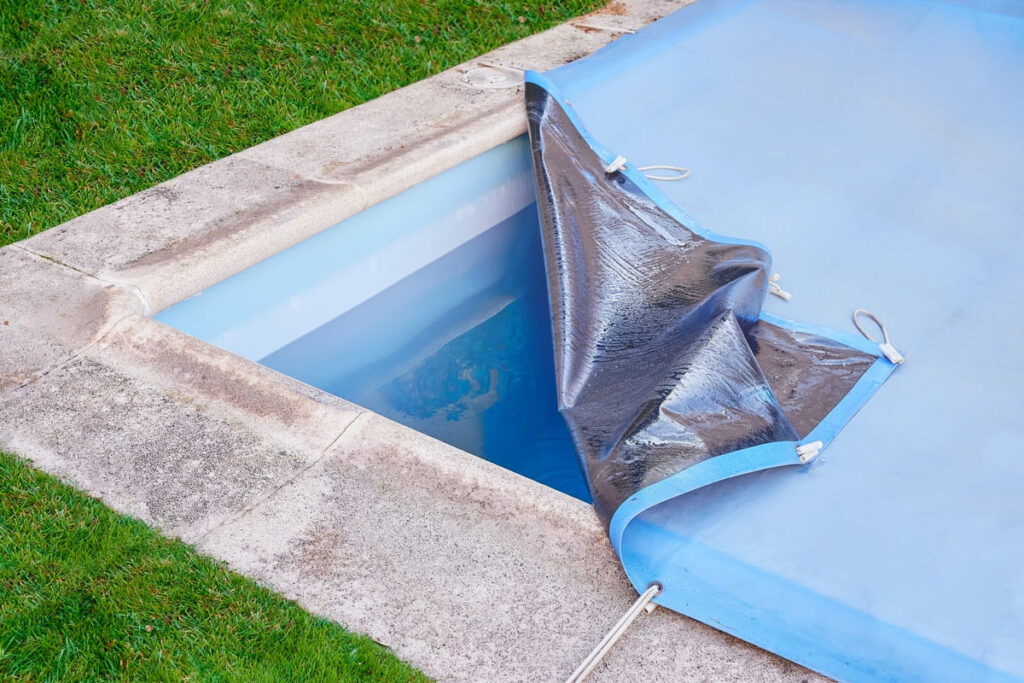 Cubierta de piscina: descubre 4 ventajas de usarla
