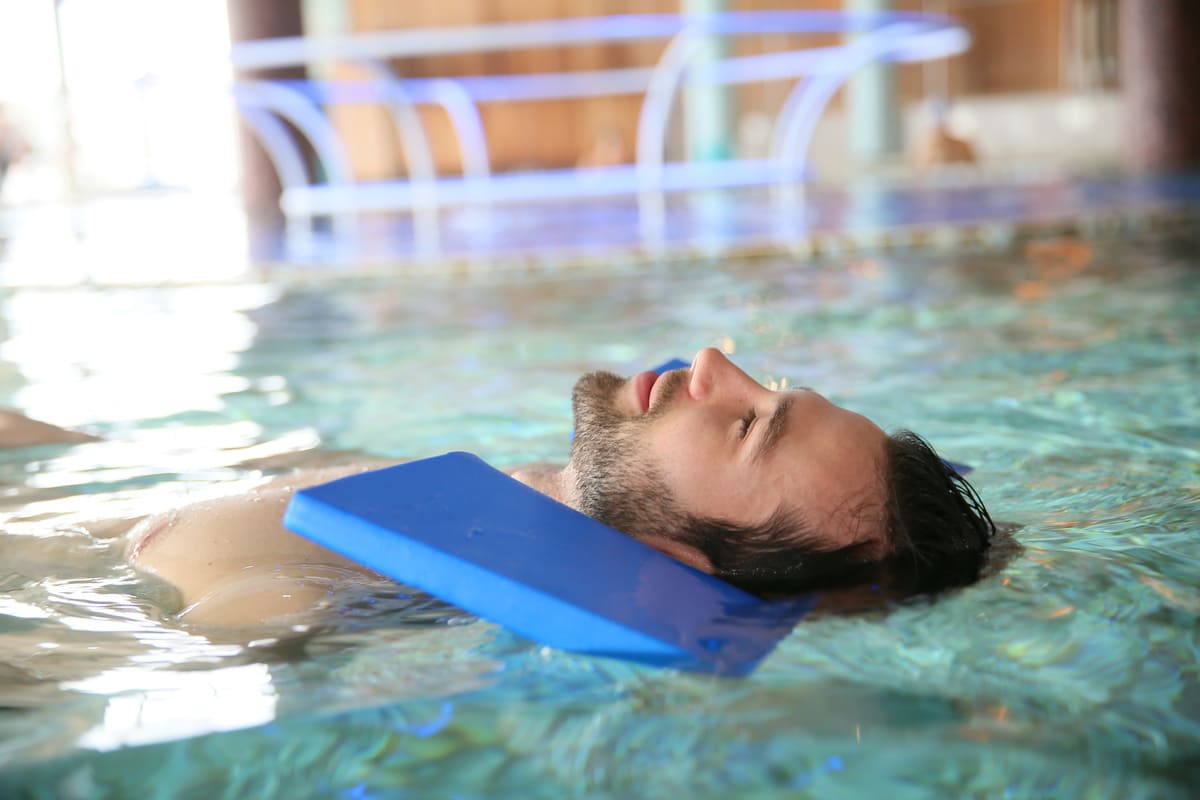 Homem fazendo fisioterapia na piscina