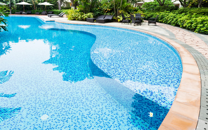 Piscina com revestimento em pastilha