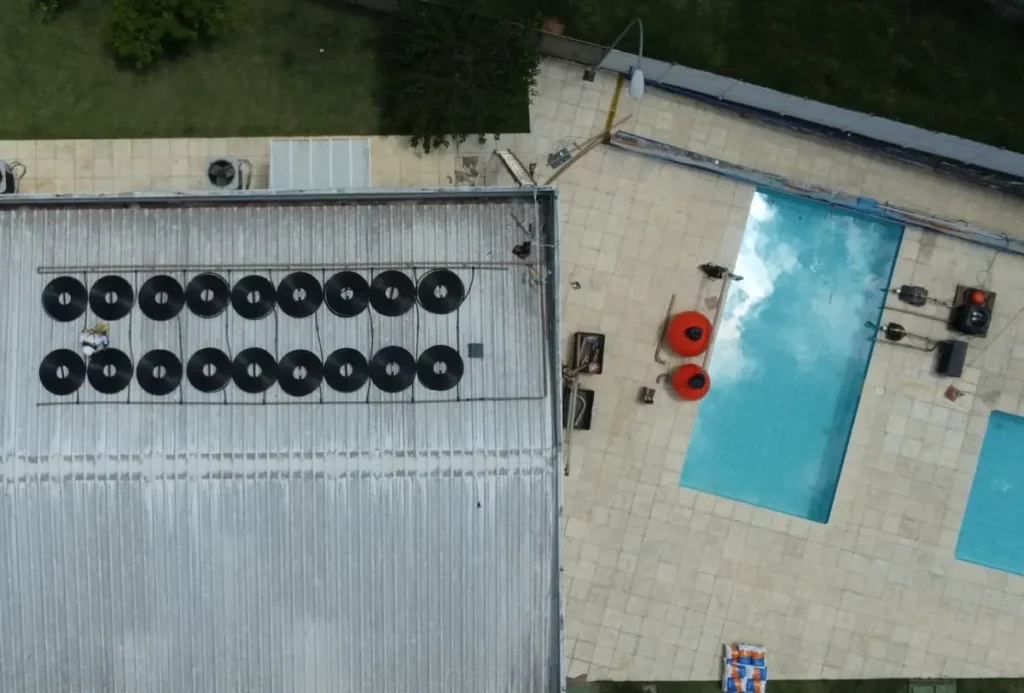 Vista aérea de piscina e telhado com placas solares da Nautilus