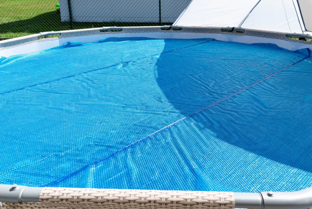 Piscina redonda com manta térmica azul para proteção e conservação da temperatura da água