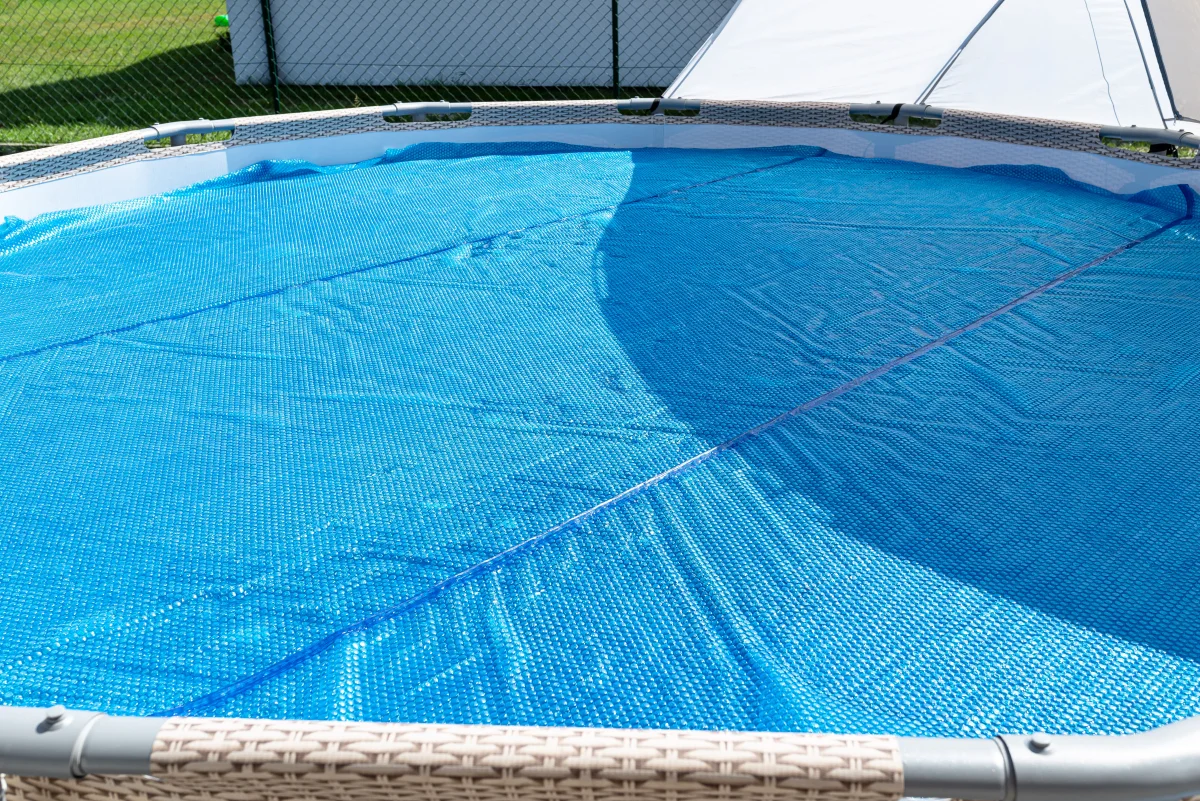 Piscina redonda com manta térmica azul para proteção e conservação da temperatura da água