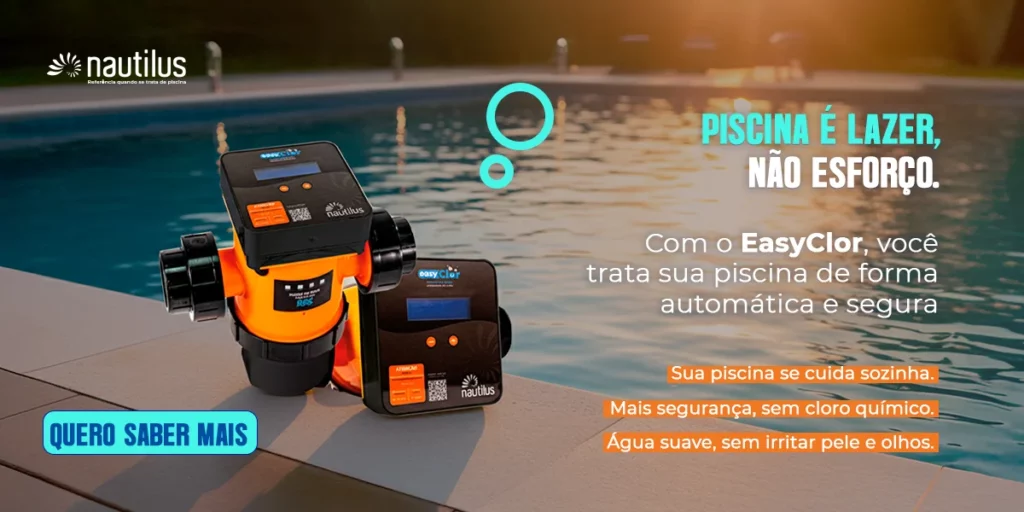 Equipamento EasyClor para tratamento automático e seguro de piscinas ao lado de piscina com água azul clara