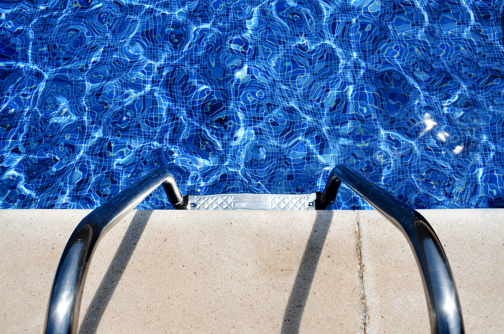 Cloro para la piscina: aprenda a evitar el olor fuerte