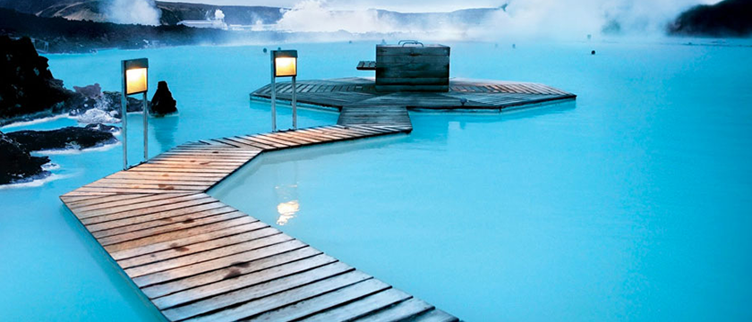  La piscina del complejo geotérmico Blue Lagoon en Islandia