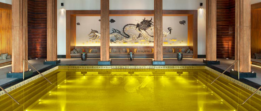A piscina dourada do hotel St. Regis Lhasa no Tibete
