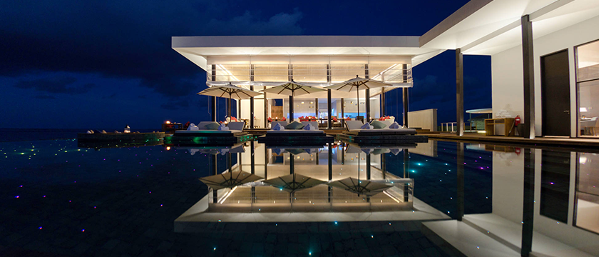 A piscina estrelada do resort Jumeirah Dhevanafushi, nas Maldivas
