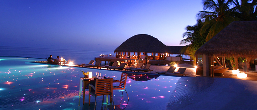 A piscina Huvafen Fushi, Ilhas Maldivas