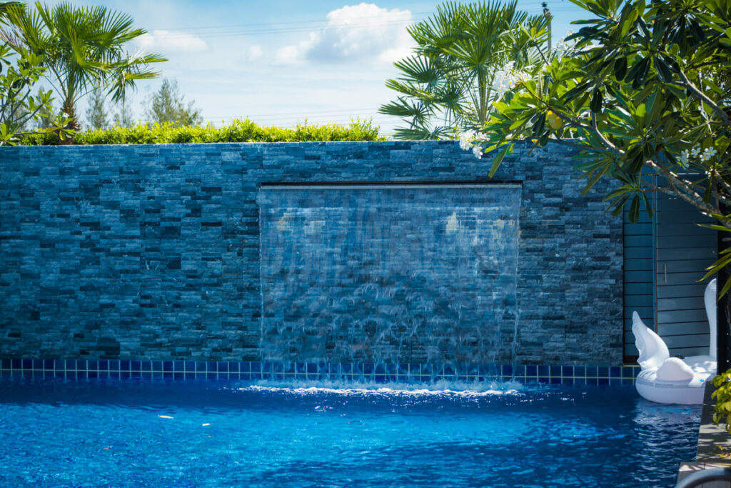 Cascada de pared de piscina: ¿cómo funciona?