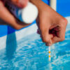 Produtos químicos para limpeza de piscinas: saiba como explicar