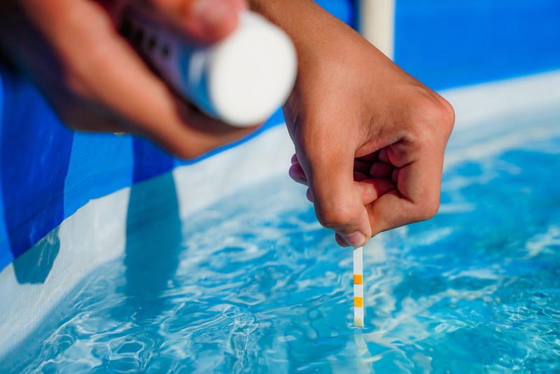 ¿Cómo explicar el tratamiento químico de la piscina a los clientes?