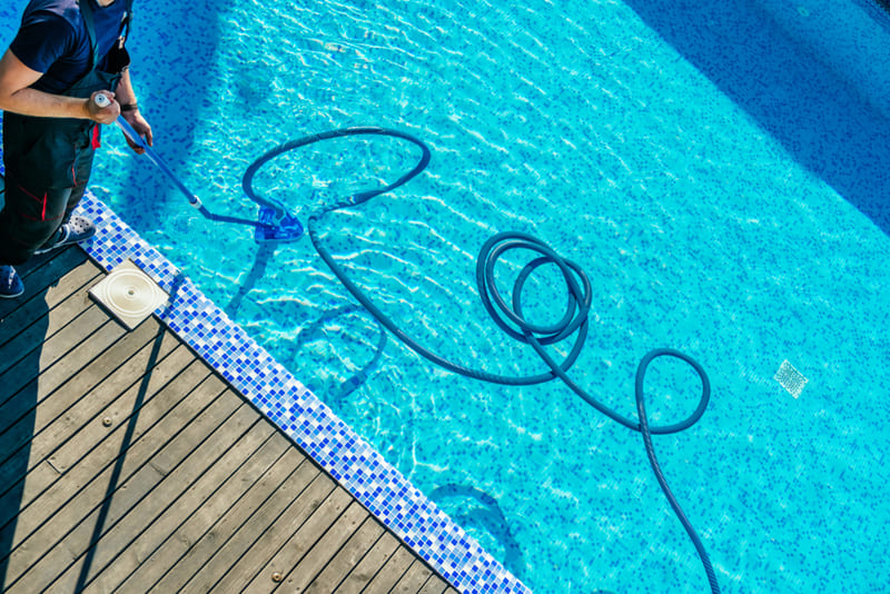 Como aspirar piscina: 7 dicas úteis