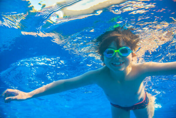 6 dicas de segurança na piscina para crianças
