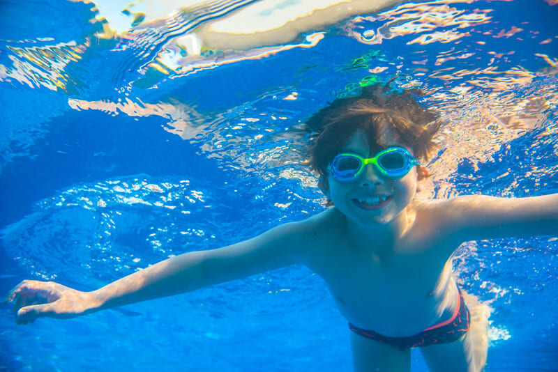 6 dicas de segurança na piscina para crianças