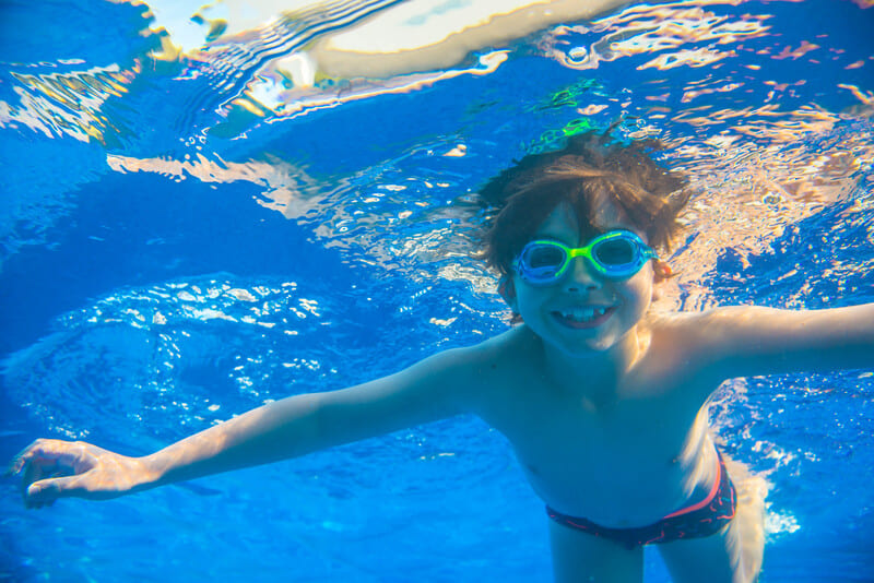 Valla De Seguridad En La Piscina Con Puerta De Protección Infantil