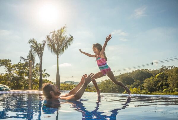 5 brincadeiras na piscina para fazer com as crianças - Equipamentos Para  Piscinas