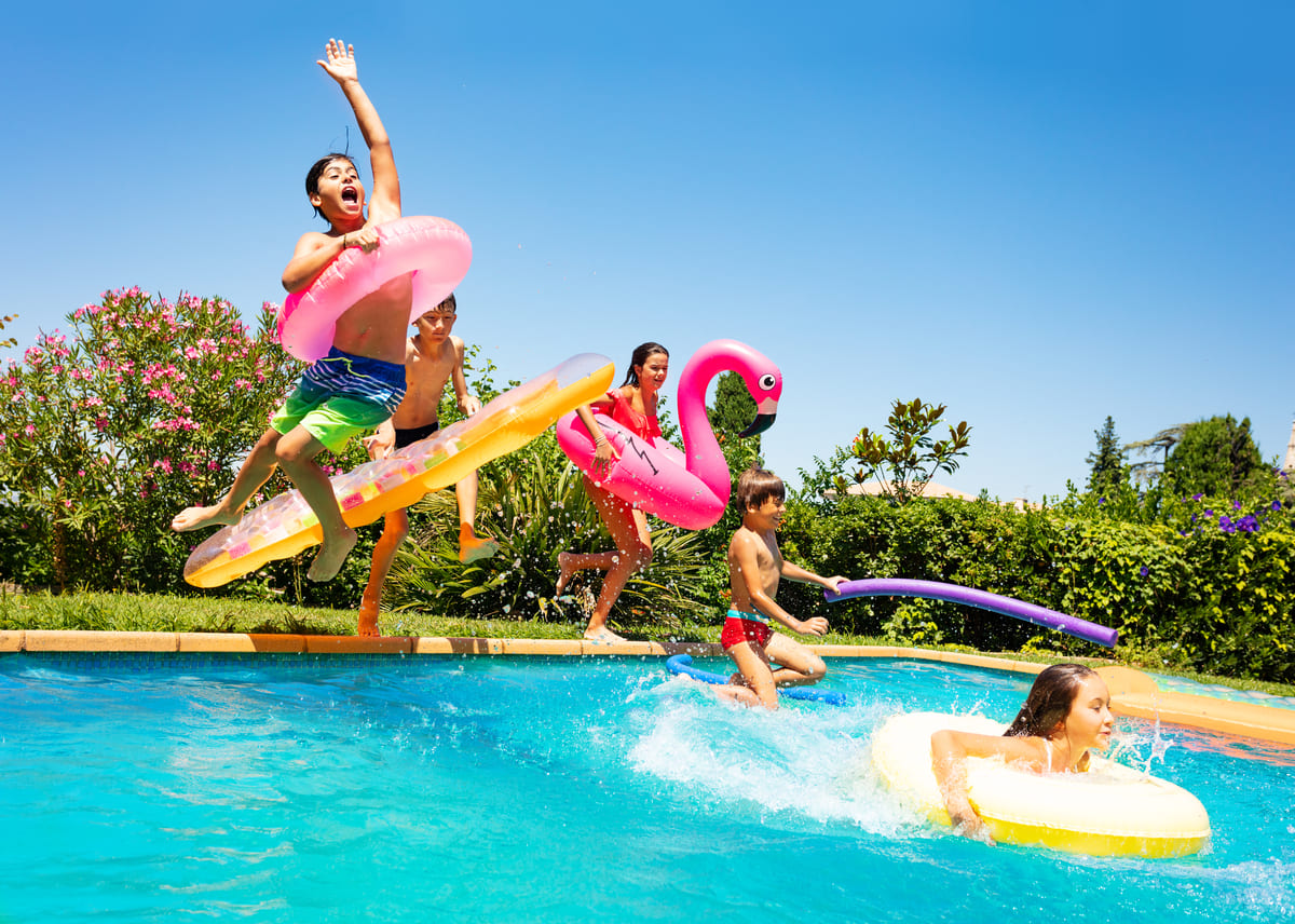 6 consejos para que los niños disfruten de la piscina con seguridad