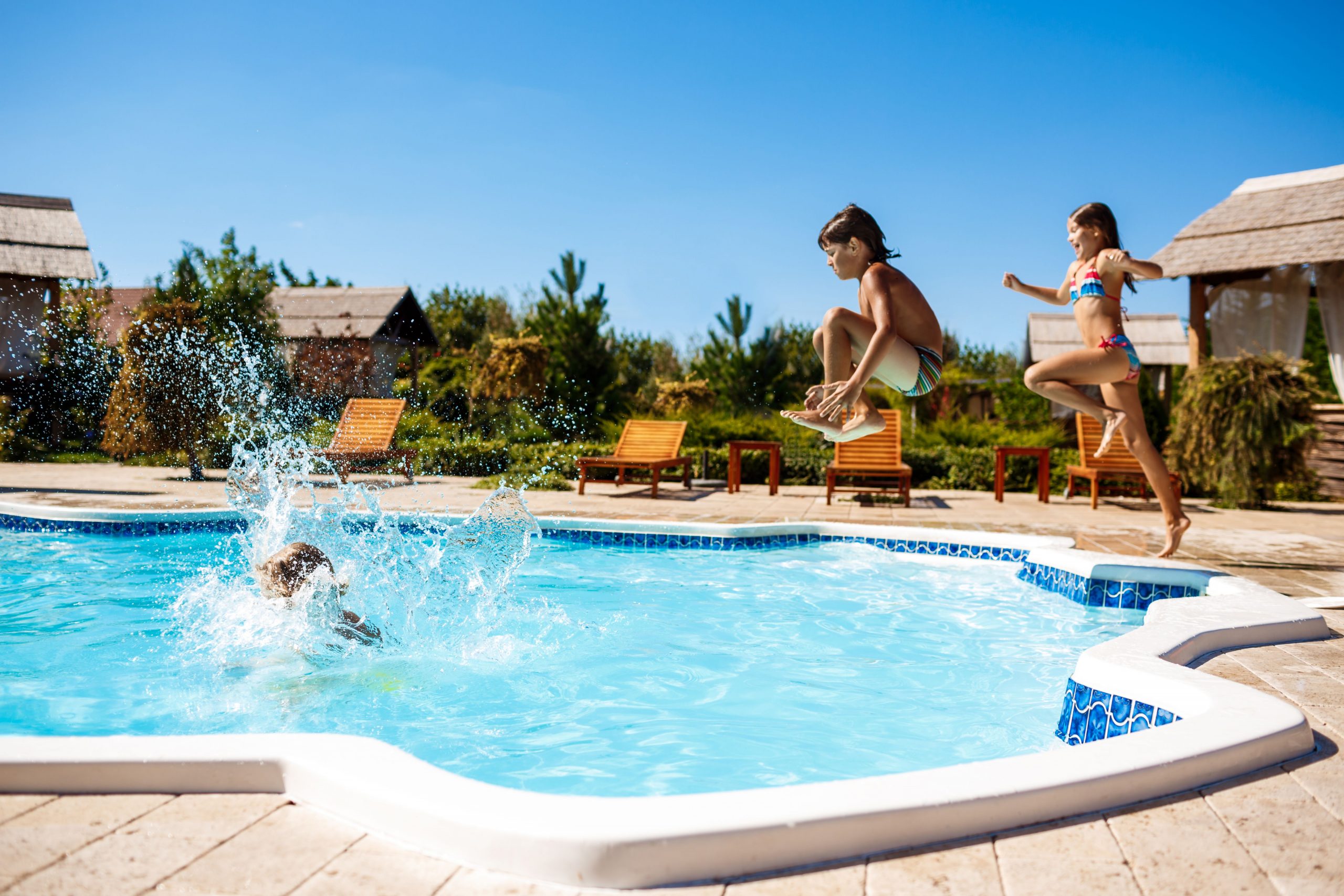 Quais são os produtos para piscina essenciais para o verão?