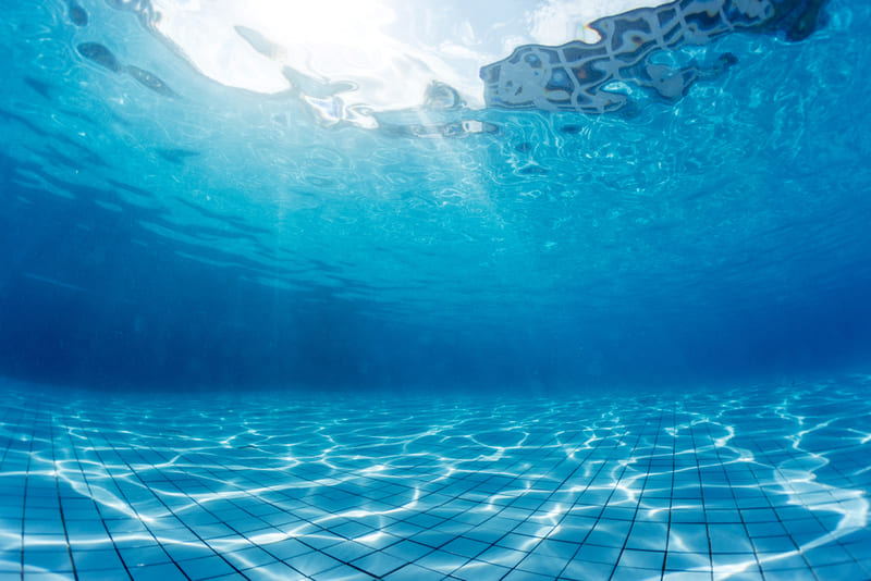 Como economizar água tratando a piscina da forma certa