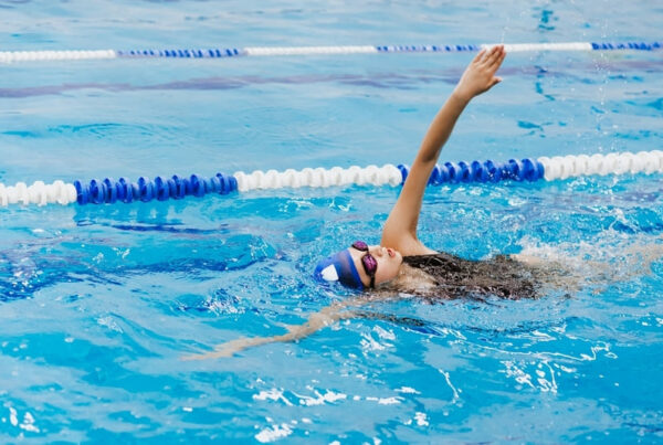 Garota nadando em piscina olímpica