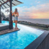 Mulher olhando a vista de um deck na piscina elevada