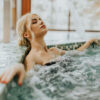 Mulher relaxando na piscina com hidromassagem