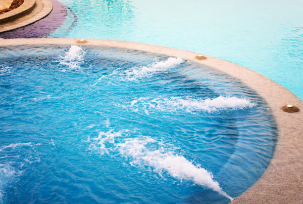 Quais os benefícios de ter uma área de piscina com spa?