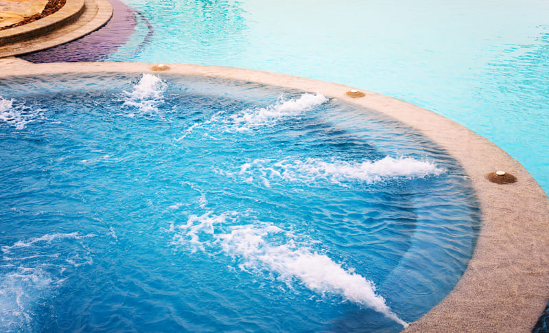 ¿Cuáles son las ventajas de tener una zona de piscina con spa?