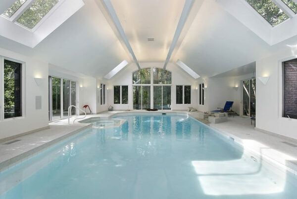 6 benefícios de ter uma piscina indoor