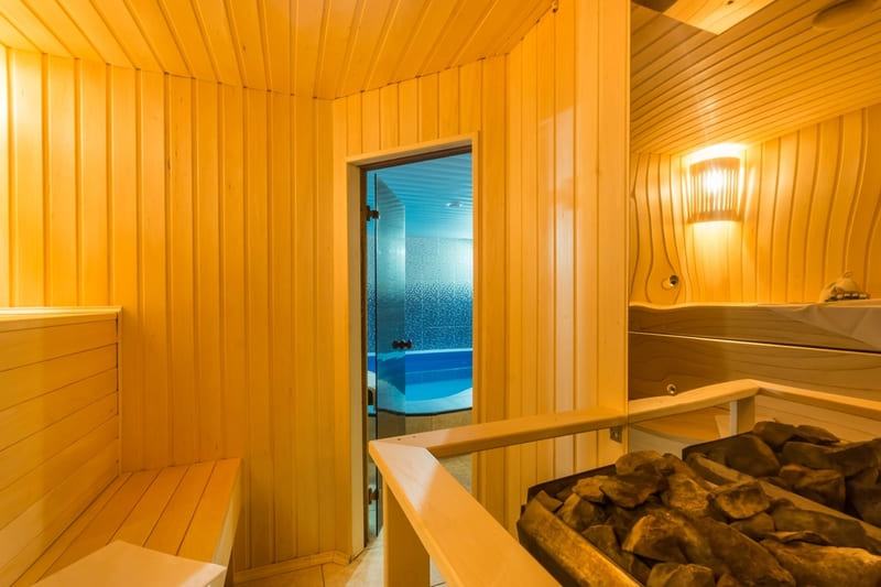 Quais as vantagens de ter uma piscina com sauna integrada?